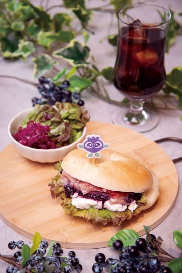 ブルーベリージャムを使用したベーグルサンドのセット。 ※わかさ生活提供