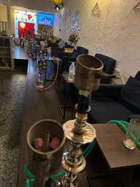 ずらりとパイプが並ぶあきやま氏さんのシーシャ店（あきやま氏提供）