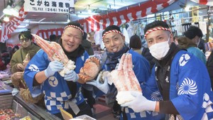 市民の台所　仙台朝市　年末年始用の食材を買い込む客でにぎわう　
