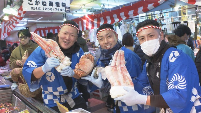 市民の台所　仙台朝市　年末年始用の食材を買い込む客でにぎわう　