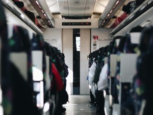身長にコンプレックスがあった私。グリーン車の「１階席」に乗ったら、非日常な光景があった
