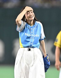 苦笑いの上戸彩＝東京ドーム
