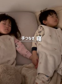 いつのまにか手をつないで寝ているふたり♡（提供：@_reimi.twins_さん）