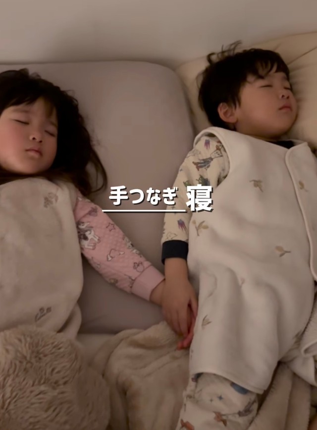 いつのまにか手をつないで寝ているふたり♡（提供：@_reimi.twins_さん）
