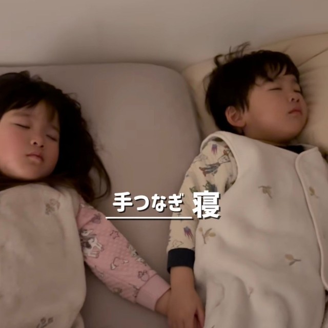 いつのまにか手をつないで寝ているふたり♡（提供：@_reimi.twins_さん）