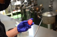 モナ閣下のキャラクターの焼き印をつける様子 