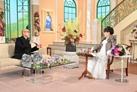 黒柳徹子さん（右）とトークを繰り広げる竹中直人さん