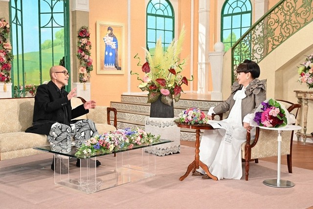黒柳徹子さん（右）とトークを繰り広げる竹中直人さん