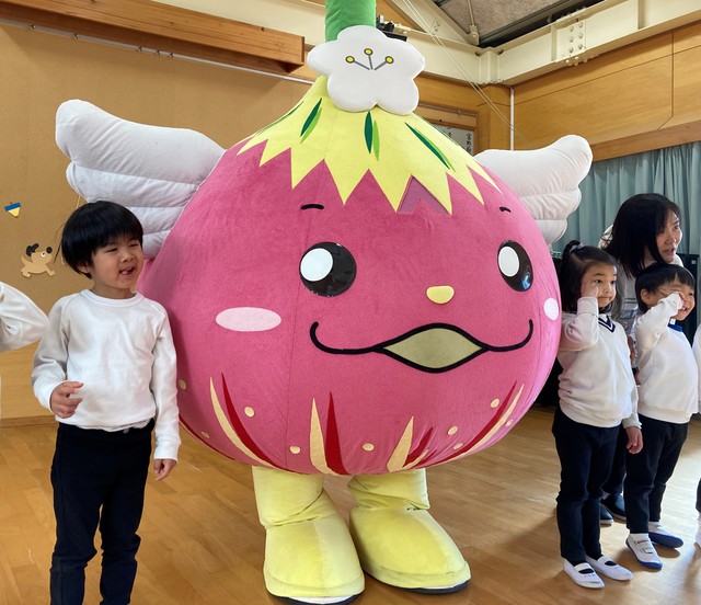 園児と記念撮影するじょうりんちゃん（城陽市富野・富野幼稚園）
