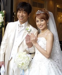 結婚指輪を披露する原口あきまさと福下恵美＝2010年