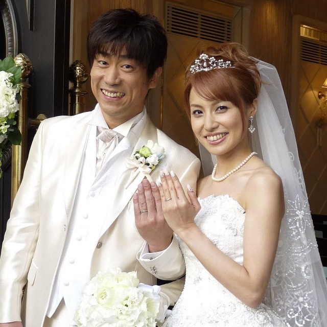 結婚指輪を披露する原口あきまさと福下恵美＝2010年