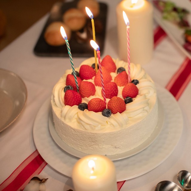 毎年5月17日は家族みんなで誕生日を祝う特別な日に　※この画像はイメージです（affect.inc/stock.adobe.com）