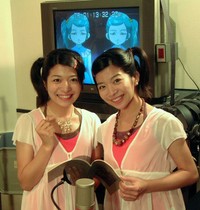 声優に初挑戦した三倉茉奈（左）と三倉佳奈＝2006年