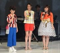 （左から）浅香唯、中村由真、大西結花＝2015年