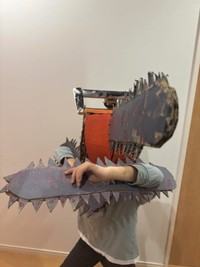 普段から段ボールを使ったものづくりをしている息子。段ボールで制作した「チェンソーマン」／ともさん（@tmk._.tr）提供