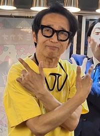 プロ野球の応援ダンス振り付けで、ポーズを決めるラッキィ池田＝東京・浅草の「ＣＡＦＥオカオカ」