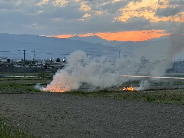 野焼きで電車が運行遅れ？（イメージ写真）