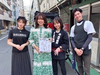 思い出の馳・浅草を満喫した歌手・はるな愛（右から３人目）