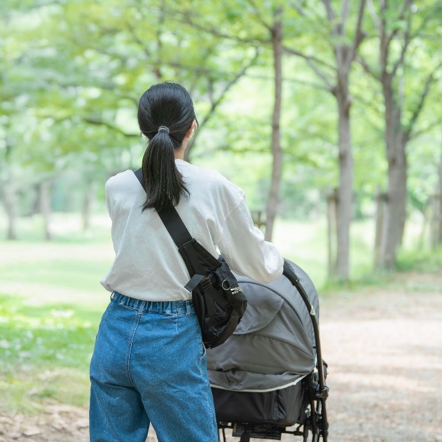 抱っこ紐とベビーカー、移動手段は家庭によってさまざま ※画像はイメージです（AOPI/stock.adobe.com）