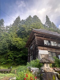 雪や風雪で傷んだ窓や壁。長い年月の重みを感じさせる姿／投稿主さん提供