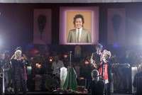 2009年５月９日に営まれた葬儀の会場でほほ笑む忌野清志郎さんの遺影＝都内の青山葬儀所