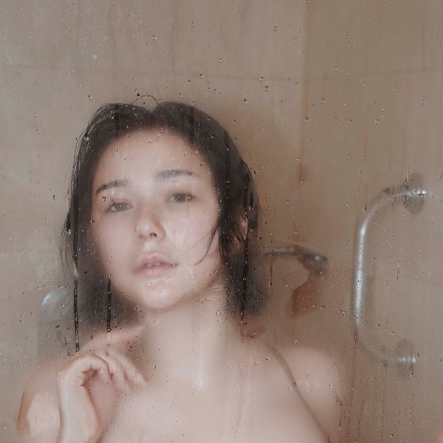 村重杏奈 写真集「あんな」（講談社）より