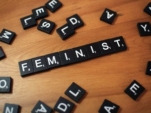 フェミと呼ばれながらも怒るのは、この社会ではそうせずにいられないから