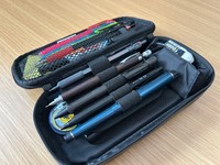 シャーペン好き中3男子の筆箱の中。お気に入りは抽選申込の末、貯金から購入したという一番右の「クルトガ ダイブ（三菱鉛筆）」。デザインが好きとのこと（筆者撮影）