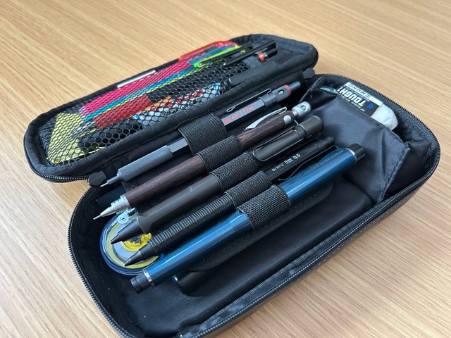 シャーペン好き中3男子の筆箱の中。お気に入りは抽選申込の末、貯金から購入したという一番右の「クルトガ ダイブ（三菱鉛筆）」。デザインが好きとのこと（筆者撮影）