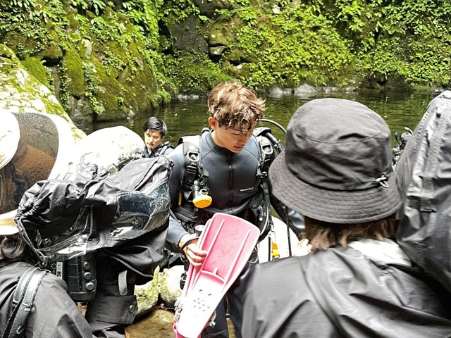 調査当日の様子。地元メディアも注目の調査だった