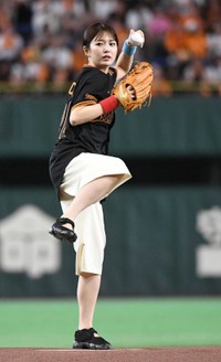 凜々しいフォームの日テレ・黒田みゆアナ＝東京ドーム