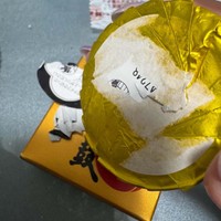 裏面のシールと格闘した痕跡／Yurie taniさん（@yuriemut）提供