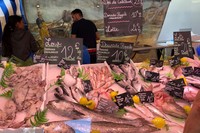 マルセイユの朝市の様子。地中海に面した街だけあって、魚介類が豊富