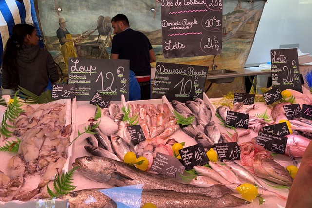 マルセイユの朝市の様子。地中海に面した街だけあって、魚介類が豊富