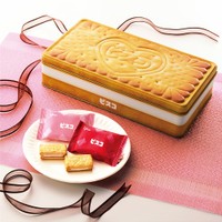 知る人ぞ知る「ビスコ GIFTBOX」（オープン価格）実はクリスマスに人気だったアイテムが、通年販売されているのだ。めちゃくちゃ可愛い！　中にはミルクといちごのビスコ2 枚入りが各 9 パックずつ入っている（画像提供：江崎グリコ）