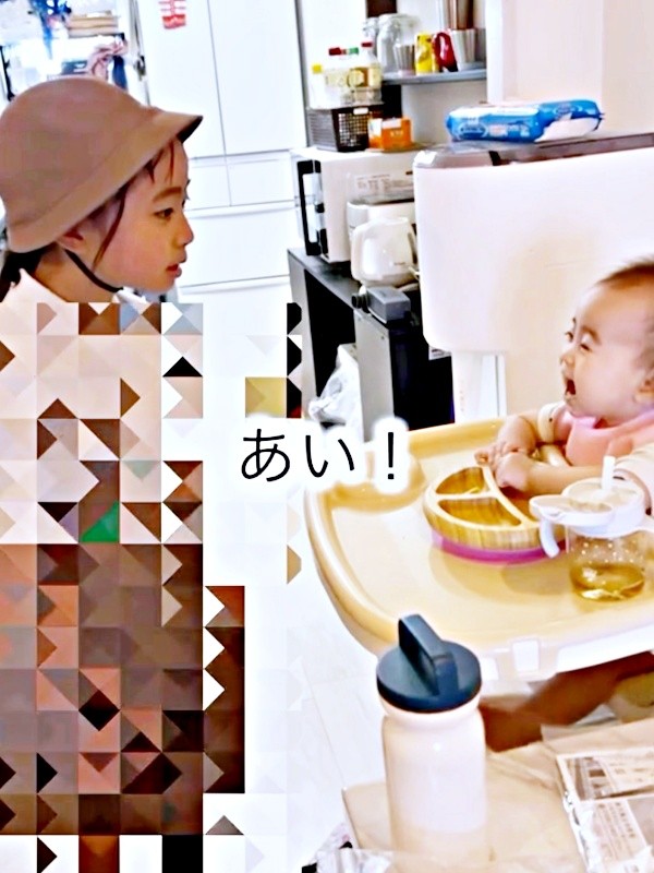 「オッケー？」とお姉ちゃんに言われると、妹が「あい！」とお返事（画像提供：はげちゃびん一族の日常さん）