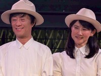 アンコール後、ファンの声援に応える「スピン」の松本俊明（左）と中江有里＝都内の「MAMEHICO」銀座店