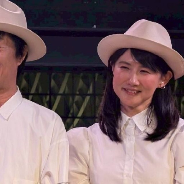 アンコール後、ファンの声援に応える「スピン」の松本俊明（左）と中江有里＝都内の「MAMEHICO」銀座店