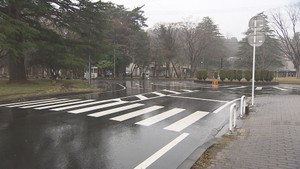 横断中の高齢男性が軽乗用車にはねられ重傷　仙台・青葉区