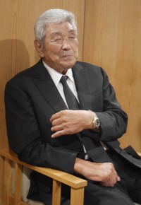 還暦祝いにアントニオ猪木さんから送られた腕時計をつけ、取材に応じる坂口征二＝神奈川県横浜市の曹洞宗大本山總持寺