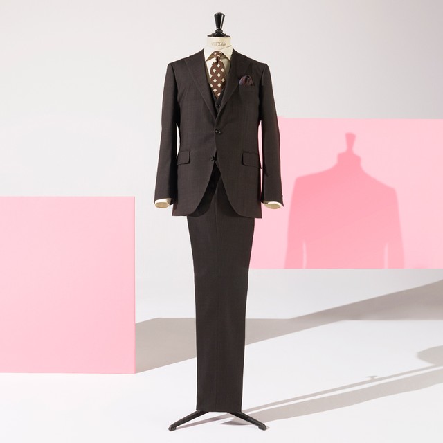 浮かない、飽きない、ありきたりじゃない。<br>卒業式は技あり、“さりげなくブラウン”のスーツ