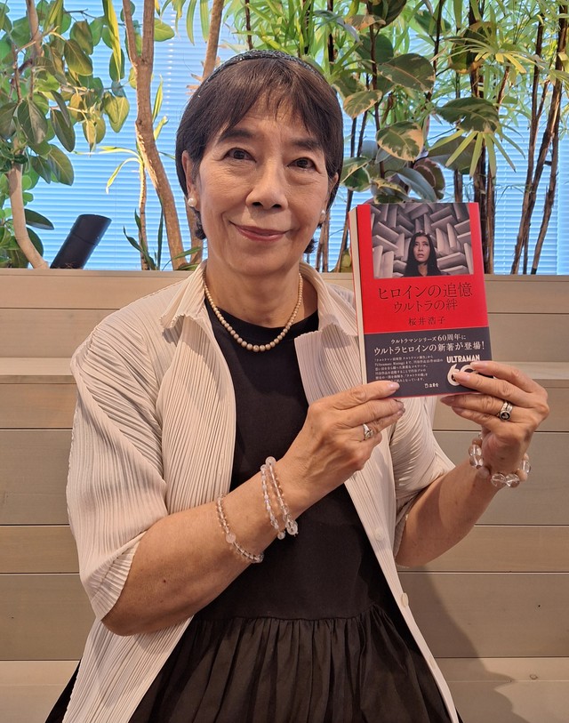 著書「ヒロインの追憶 ウルトラの絆」を手にする女優・桜井浩子。「ウルトラマン」でフジ・アキコ隊員を演じた＝都内