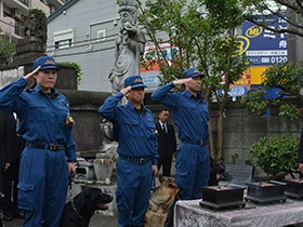 安心や安全のために頑張ってくれたね　警視庁の警察犬の慰霊祭