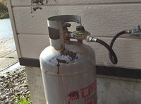 プロパンガスにも「クマの手型」が（画像提供：多田野村人(上小阿仁村の人)さん）