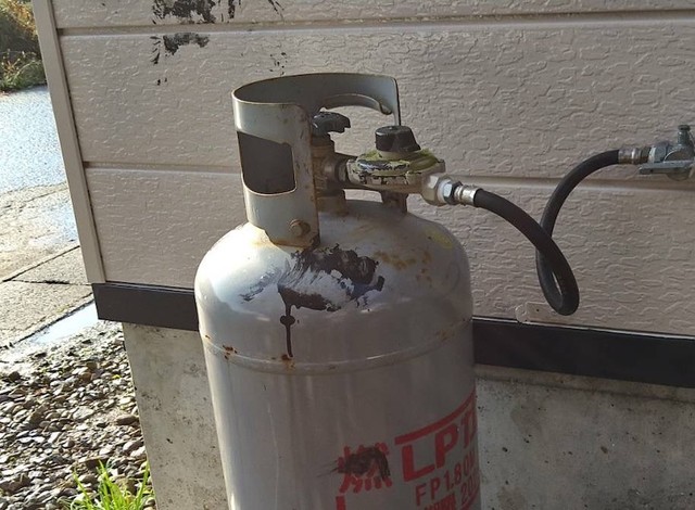 プロパンガスにも「クマの手型」が（画像提供：多田野村人(上小阿仁村の人)さん）