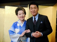 明治座10月の座長公演で夫婦役を演じる五木ひろし（右）と由紀さおり＝2015年撮影