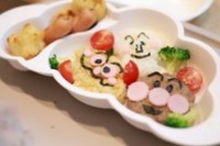 2歳のお誕生日も、手作りのアンパンマンプレートでお祝いするほどの“アンパンマン好き”／ばた子さん（@batako_comic）提供