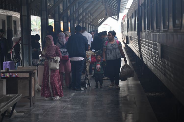 マレー半島を南下するタイ・バンコク発の列車に乗り込む乗客