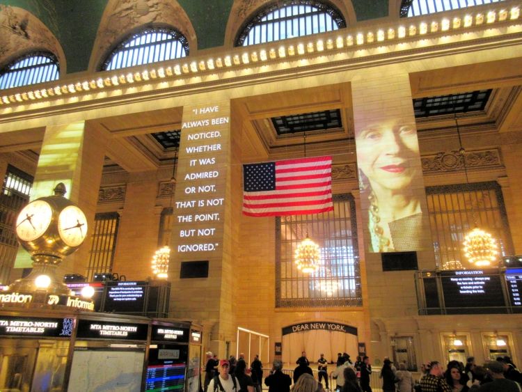 グランドセントラル駅で開催された「ディア・ニューヨーク」のインスタレーション=2025年10月、ニューヨーク、福田宏樹撮影