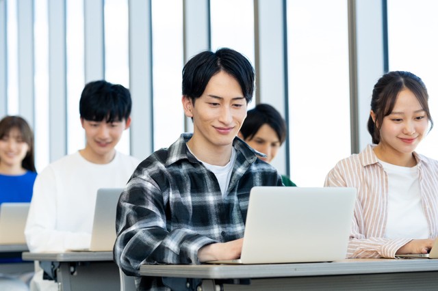 大学ではパソコン必携の授業が増えている　※画像はイメージです（wheeljack@stock.adobe.com）